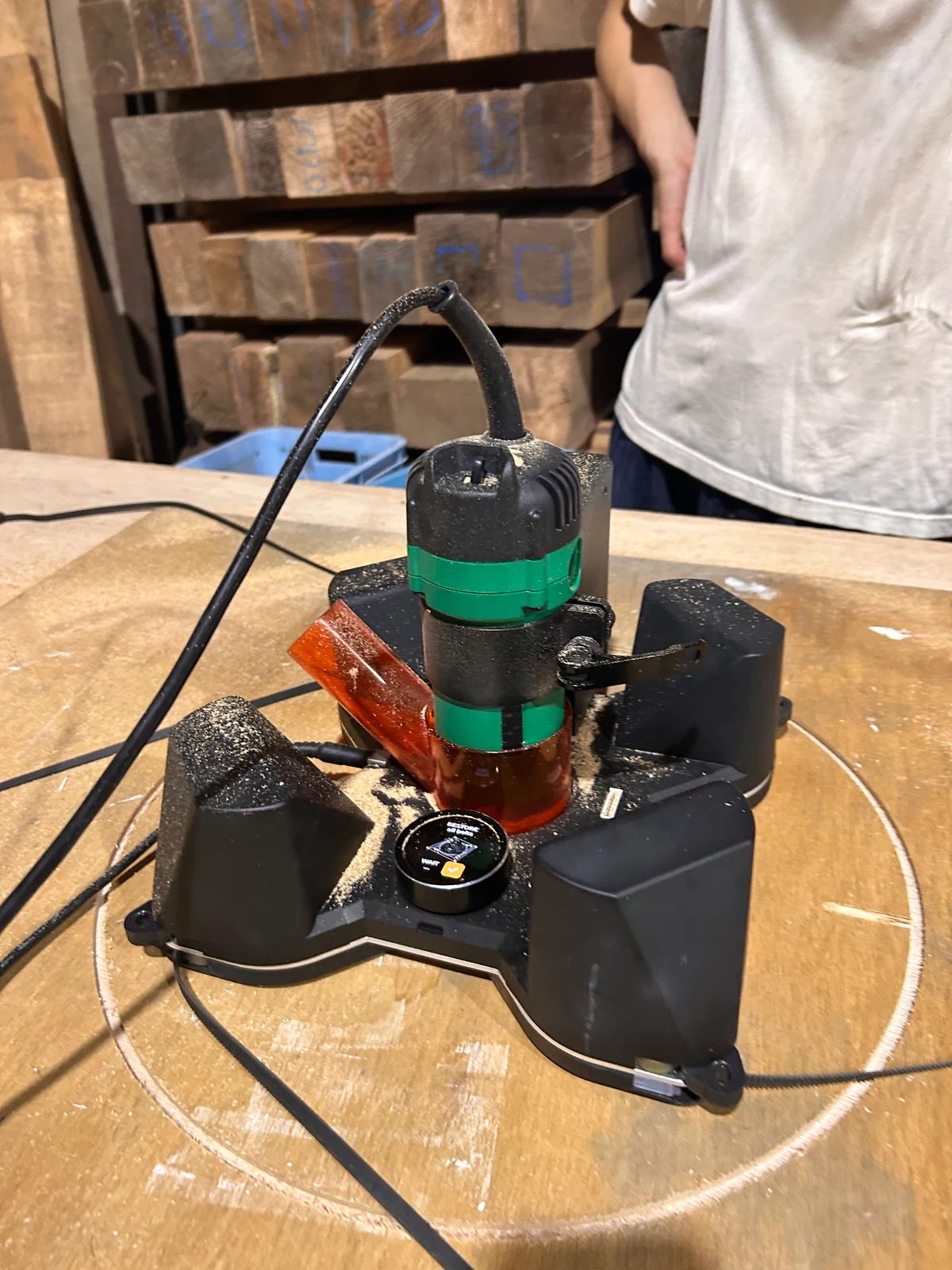 木の作業台でルーターを装着したGORDIXの実機